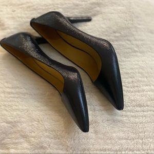 MICHAEL Michael KORS BLACK CLOSED TOED HEELS